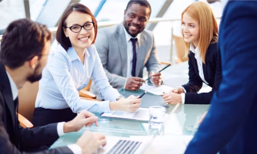 Leader guiding a team through the change management curve during a digital transformation
