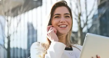 A woman talking for a cellphone