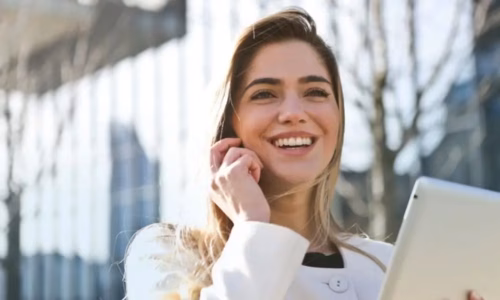 A woman talking for a cellphone