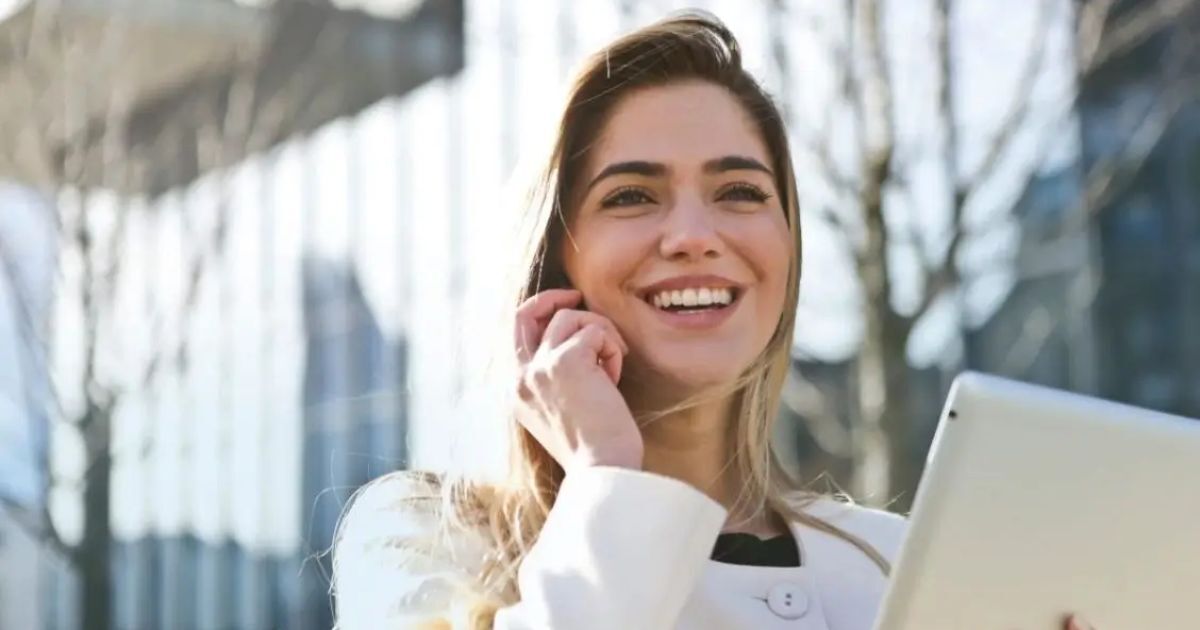 A woman talking for a cellphone