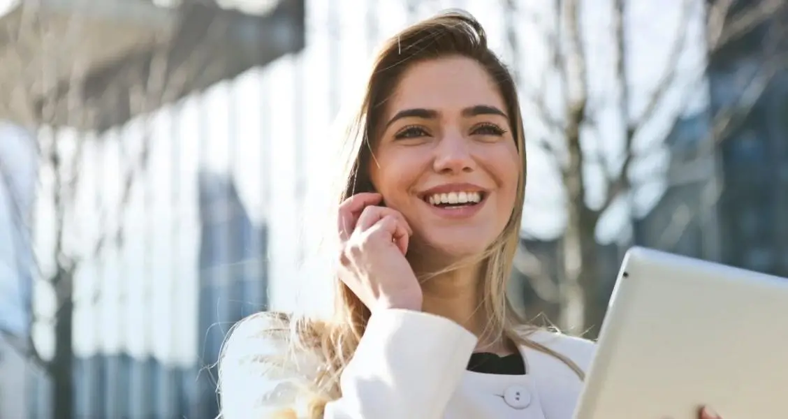 A woman talking for a cellphone