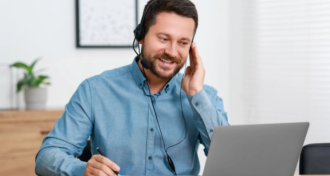 Sales rep taking notes during a discovery call video meeting